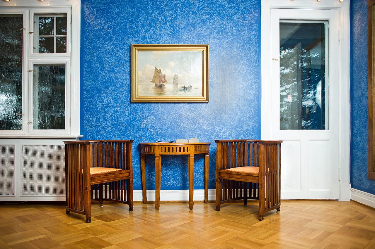 Det blå rommet i villaen, med maleri og antikke stoler